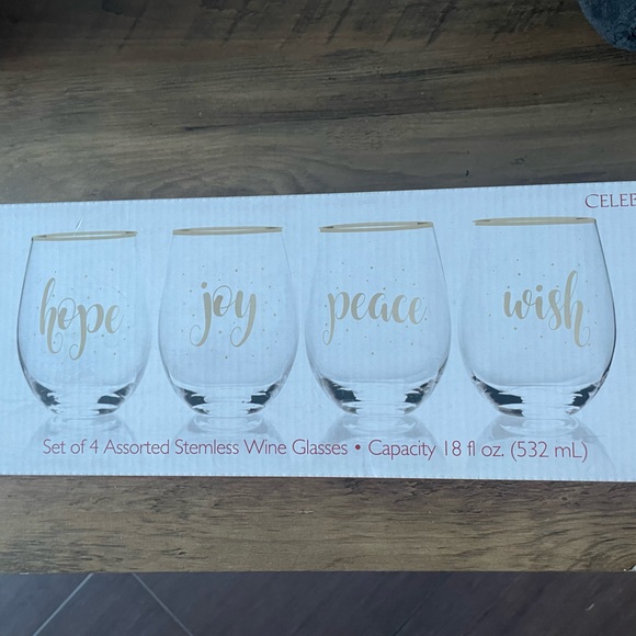 Christmas Wine Glasses - Picture 1 of 2